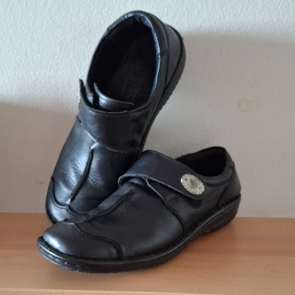 Elegant Black Leather Loafers for Women Sz 40 EU (9-9.5 US)